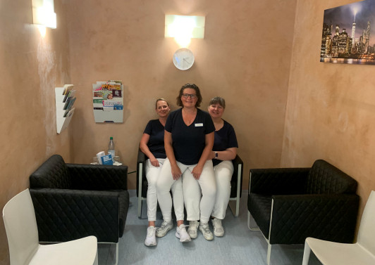 Teamfoto im Wartebereich