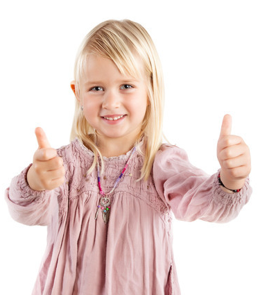 Kind mit positivem Daumen hoch als Sinnbild für einen guten Zahnarztbesuch